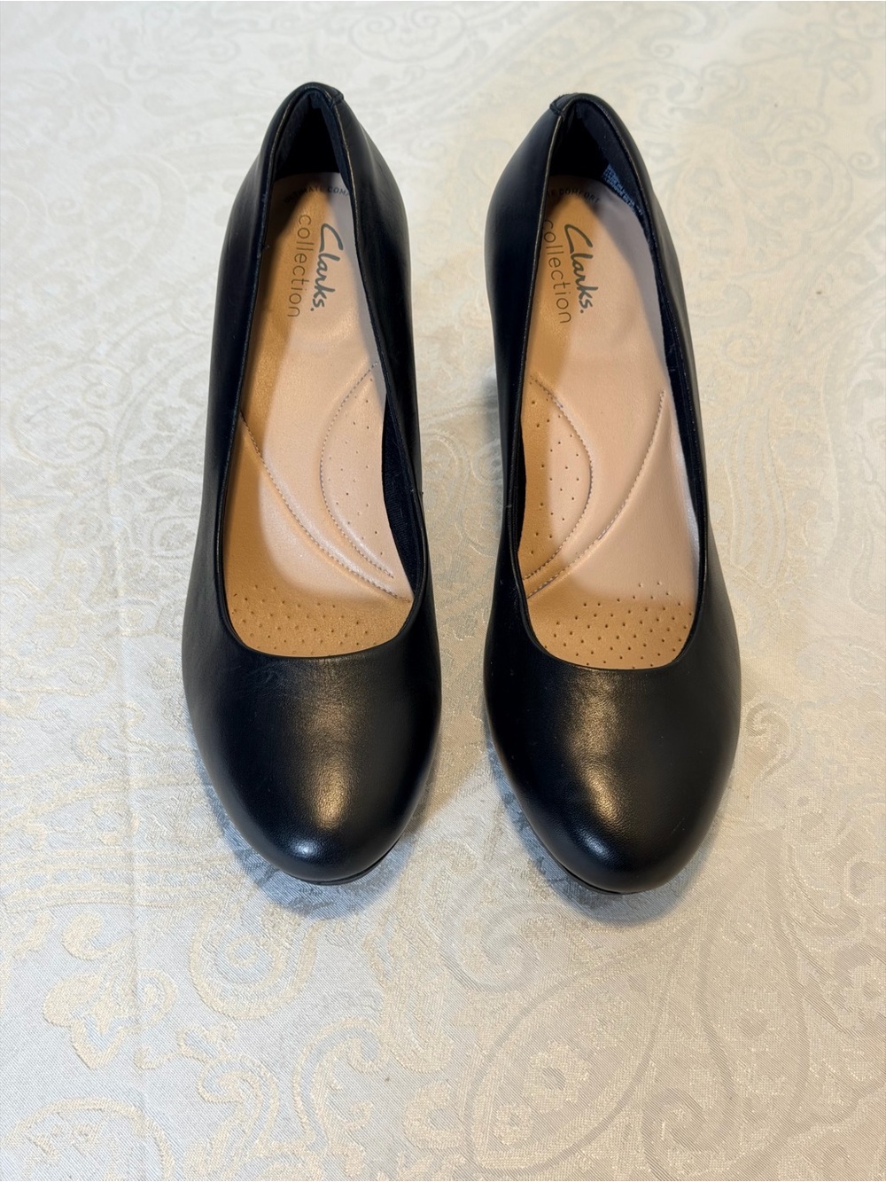 Women's Clarks Black Leather Round-Toe Pumps